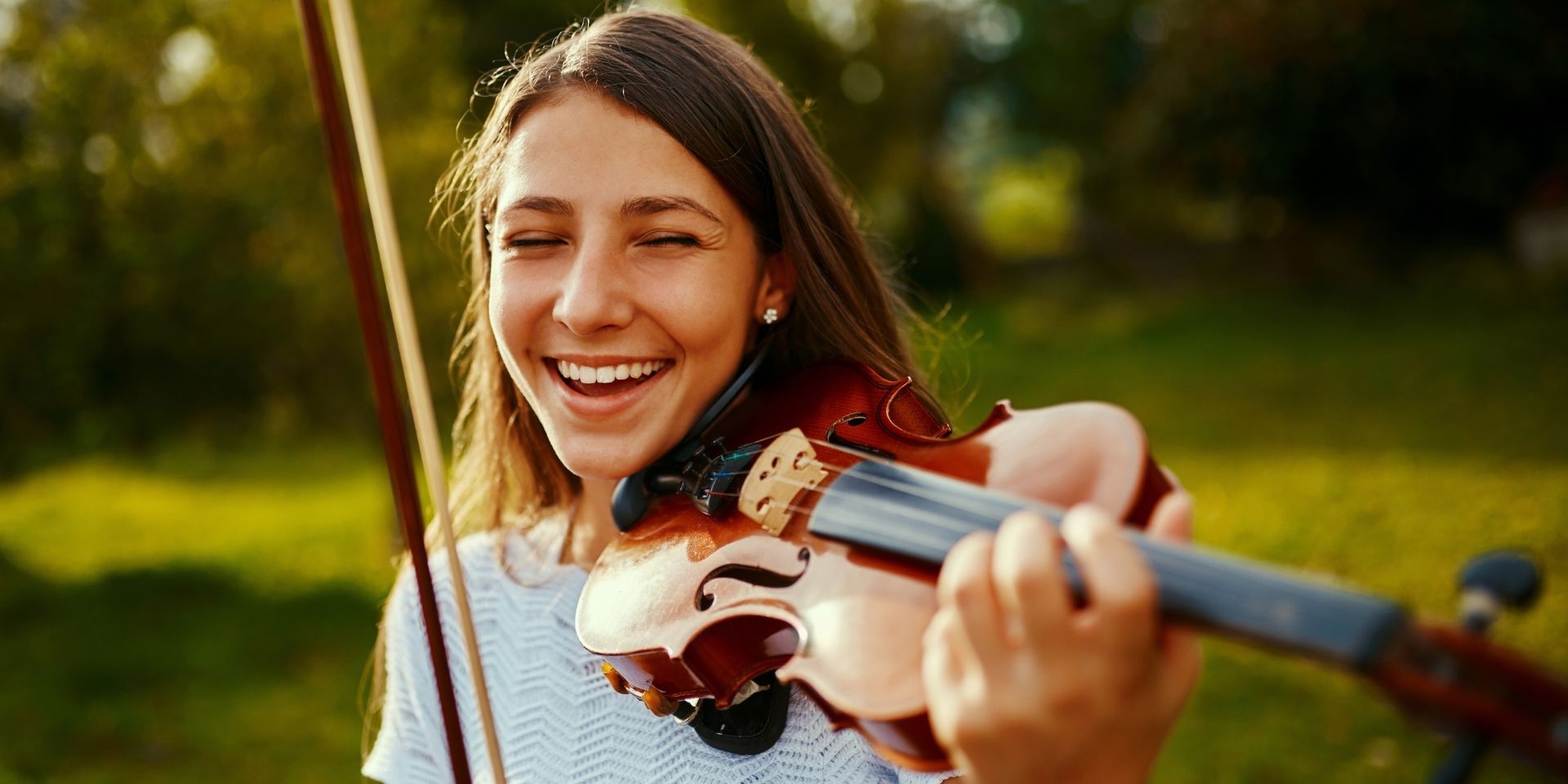 Photo of a young woman playing a violin